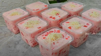 Resep Es Buko Cocopandan, Sajian Segar Berwarna Pink Cocok Melepas Dahaga (image from screenshot Youtube wulandari dr)