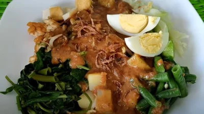 Makan Kenyang lewat Resep Gado Gado Betawi, Enak Rasanya Bikin Kantong Hemat (image from screenshot Youtube wan noor)