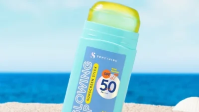 5 Rekomendasi Sunscreen Stick Merek Lokal Buat yang Mager Re-apply! (Sumber Gambar: Somethinc)