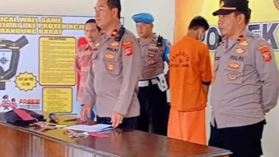 Kepolisian Sektor (Polsek) Lembang berhasil menangkap dua pelaku pencurian dengan pemberatan (Curhat) kendaraan roda dua jenis Honda CRV 150 dengan Nomor Polisi D 4324 UDI. Dari lima tersangka utama, Polsek Lembang berhasil mengamankan 2 (Dua) tersangka yang mana salah satunya sangat mirip karena masih dibawah umur.