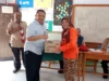 Bakal calon Anggota DPRD Subang dari dapil IV H Yatin memberikan bantuan minyak goreng.