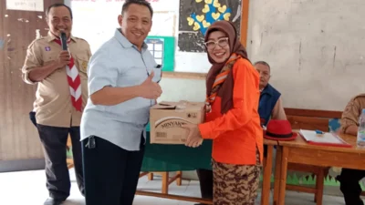 Bakal calon Anggota DPRD Subang dari dapil IV H Yatin memberikan bantuan minyak goreng.