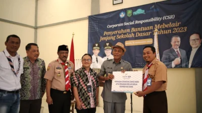 Bank bjb Subang Salurkan CSR Berupa Mebelair untuk 30 SD Negeri di Subang