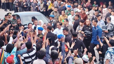 Kunjungan ke Karawang, Jokowi Berikan Bantuan ke Pedagang Pasar Johar