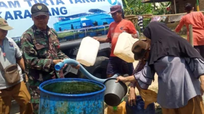 Kekeringan, Kodim 0604 Karawang Bersama PDAM salurkan Bantuan Air Bersih