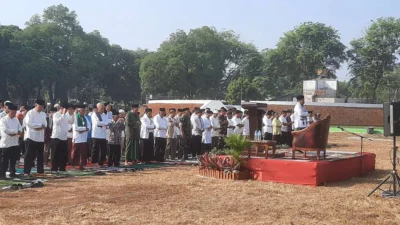 Pemerintah Daerah Subang Menggelar Shalat Istisqo di Alun-Alun Kota Subang