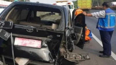 Rombongan PNS Disnakertrans Subang Kecelakaan di Tol Cipularang, Dilarikan ke RS Abdul Rozak