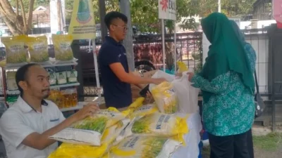 Perum Bulog Divisi Regional Kabupaten Karawang Siapkan 150 Ton Beras untuk OPM di 15 Titik