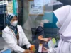 PELAYANAN: Apoteker Ai Istiklaliah, S.Farm, Apt, selaku Kepala Apotek Jasa Kartini saat menyerahkan obat langsung kepada Pasien