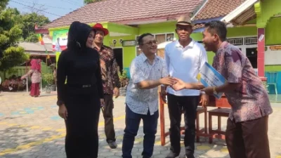 Bank bjb Cabang Subang Serahkan Bantuan Mebelair ke SD Negeri Ciwiru di Kecamatan Dawuan