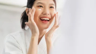 Ini Lho Urutan Memakai Skincare Pagi yang Efektif, Jangan Sampe Salah Pakai! (image from Freepik lifestylememory)