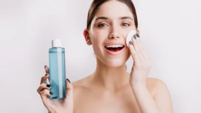 Cari Tahu 4 Perbedaan Toner dan Micellar Water Biar Gak Salah Pakai di Wajah (image from Freepik lookstudio)