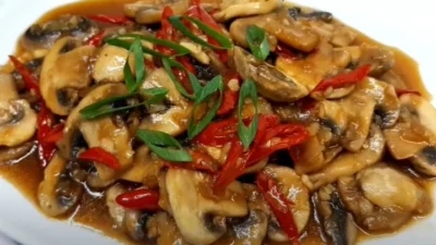 Resep Jamur Kancing Saus Tiram, Hidangan Sederhana untuk Mamah Tersayang di Rumah (image from screenshot YouTube ara kitchen)