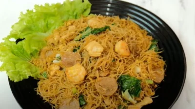 Resep Bihun Goreng Spesial, Dijamin Rasanya Lezat Mirip di Restoran (image from screenshot YouTube dapoer lestari)