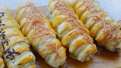 Resep Puff Pastry Pisang Coklat, Dijamin Krenyes Krenyes dan Banyak Isiannya (image from screenshot Youtube cooking with hel)