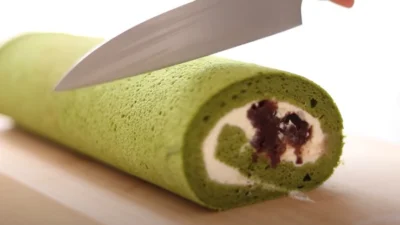 Resep Matcha Roll Cake, Kreasi Bolu Gulung yang Enak dan Manis (image from screenshot Youtube hidamari cooking)