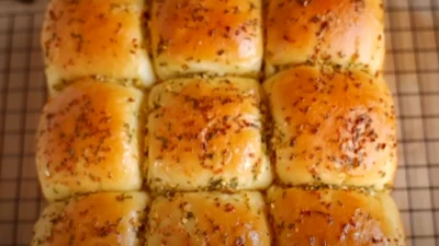 Resep Garlic Cheese Bun, Kelezatan Roti Sobek dengan Citarasa Gurih yang Memanjakan Lidah (image from screenshot Youtube luvita ho)