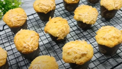 Resep Muffin Keju, Si Kue Mini dengan Citarasa Manis dan Gurih (image from screenshot Youtube mamike kitchen)