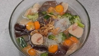 Resep Sop Kimlo Rumahan, Hidangan Segar dan Gurih Kesukaan Semua Orang (image from screenshot Youtube manda's kitchen)