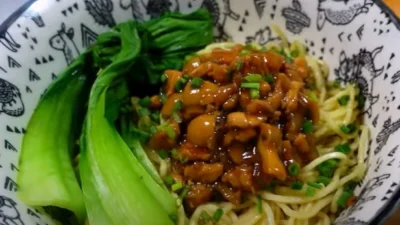 Resep Mie Ayam Jamur ala Restoran, Kreasi Mie Super Lezat Gak Kaleng-Kaleng (image from screenshot Youtube masakdong with mamabrins)