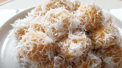 Resep Klepon Kuning Ubi Jalar, Olahan Kreasi Jajanan Tradisional yang Enak Banget (image from screenshot Youtube nophy kitchen)