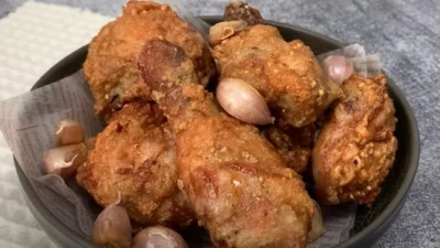 Resep Ayam Goreng Bawang Putih yang Viral di TikTok dan Bikin Ketagihan Berkali Kali (image from screenshot Youtube puguh kristanto kitchen)