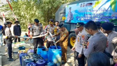 Warga Cibenda Terdampak Kekeringan, Polres Karawang Bagikan 15.000 Liter Air