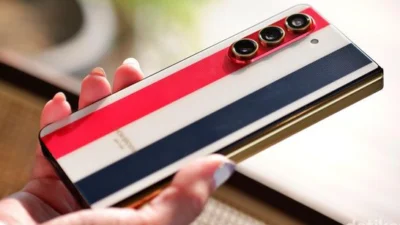 Kolaborasii dari Samsug dan Thom Browne yang Menghasilkan Smartphone Keren Samsung Galaxy Z Fold 5 Thom Browne Edition