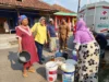 Kekeringan, Sejumlah Tokoh Masyarakat di Purwakarta Salurkan Air Bersih