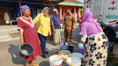 Kekeringan, Sejumlah Tokoh Masyarakat di Purwakarta Salurkan Air Bersih