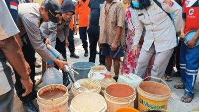 Polres Karawang Distribusikan Bantuan Air Bersih untuk Warga Terdampak Kekeringan