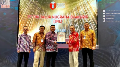 Top! JNE Raih Penghargaan Courier of The Year di Indonesia Logistic Awards 2023