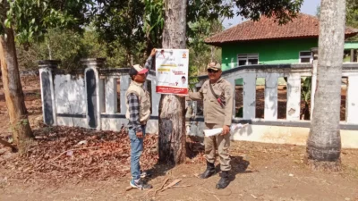 Satpol PP dan Panwaslu Cikaum Tertibkan Alat Peraga Sosialisasi