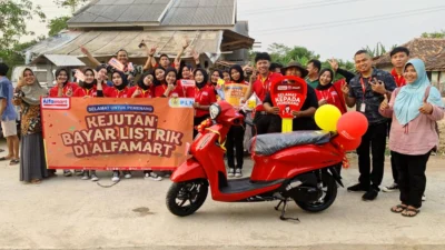 Alfamart Hadirkan Kejutan Bayar Listrik: Sepeda Motor Gratis di Antar ke Rumah Pemenang