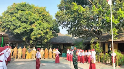 Babinsa Serbu Sekolah: Upacara Bendera untuk Tanamkan Cinta Tanah Air di Karawang