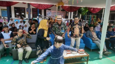 Emosional dan Haru. Anak SLB Beri Bunga, Wakil Bupati Subang Ingat Mendiang Anaknya