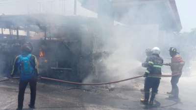 Bus Terbakar di Depan SPBU Tambakmekar Jalancagak Subang 