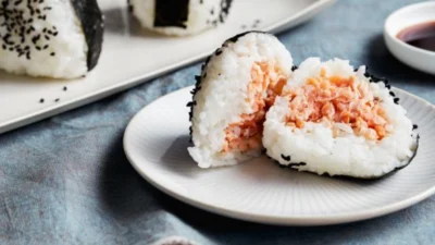 Resep Onigiri Tuna Mayo, Bikin Makan Siang Kamu Berbeda, Lezat Banget! Resep Onigiri Tuna Mayo (Image From: Food Network)
