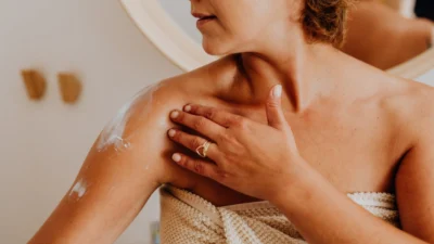 Perbedaan Body Serum dan Body Lotion (Image From: Pexels/Karolina Grabowska)