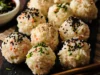 Resep Mudah Rice Ball, Bekal Sekolah dan Kerja yang Bisa Buat Kamu Gak Tega Ngabisinnya (Image From: Cocina Vital)