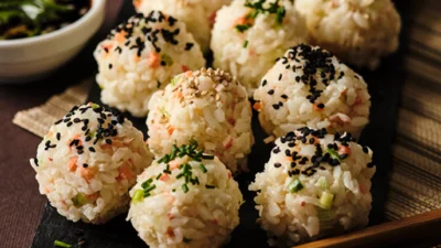 Resep Mudah Rice Ball, Bekal Sekolah dan Kerja yang Bisa Buat Kamu Gak Tega Ngabisinnya (Image From: Cocina Vital)