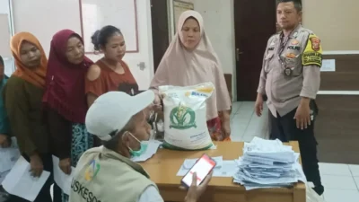 992 KPM di Karawang Barat Terima Bantuan Beras 10 Kg dari Bulog