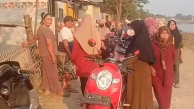 Emak-emak Gerebek Warung Remang-Remang di Desa Belendung Karawang