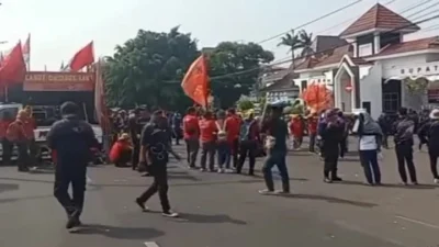 Ribuan Buruh KBPP Karawang Tuntut Kenaikan Upah dan Pencabutan UU Cipta Kerja