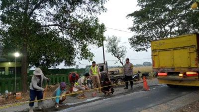 Polri dan Pemerintah Kecamatan Pabuaran Kolaborasi Perbaiki Jalan demi Keselamatan