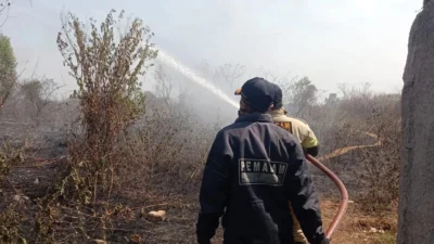 Lahan Kosong di Kecamatan Kota Baru Karawang Terbakar