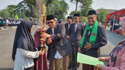 Peringati Hari Santri Bupati Serahkan Hadiah Santri Berprestasi