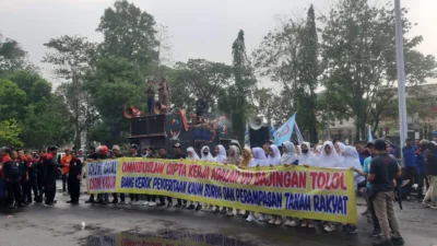 Buruh Subang Tuntut Kenaikan Upah 20 Persen