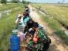 Babinsa Koramil 0408/Cilamaya Kodim 0604/Karawang Dukung Akses Jalan Antar Desa