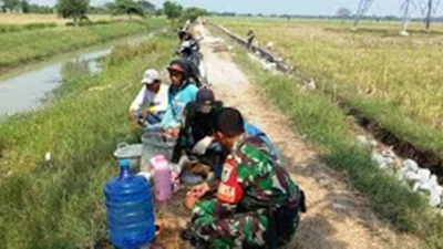 Babinsa Koramil 0408/Cilamaya Kodim 0604/Karawang Dukung Akses Jalan Antar Desa